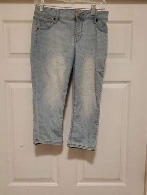 Women’s Light Wash Ankle Crop Jeans